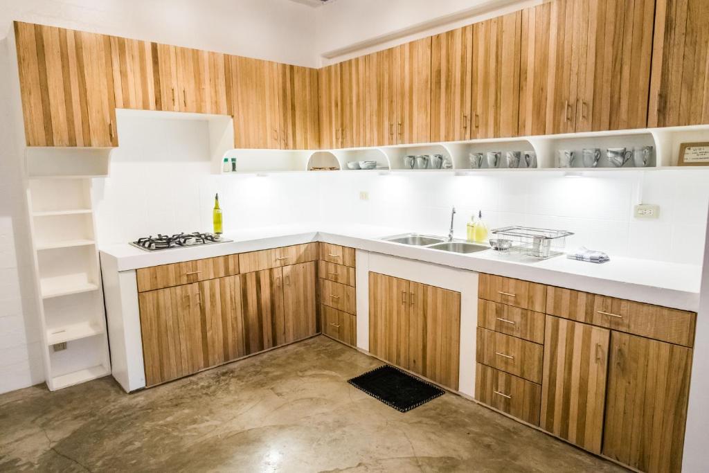 Kuchyň nebo kuchyňský kout v ubytování KAHILOM Nest Self-Service Home in Rainforest Nest with Kitchen - Pet Friendly, Monkeys, Bats!