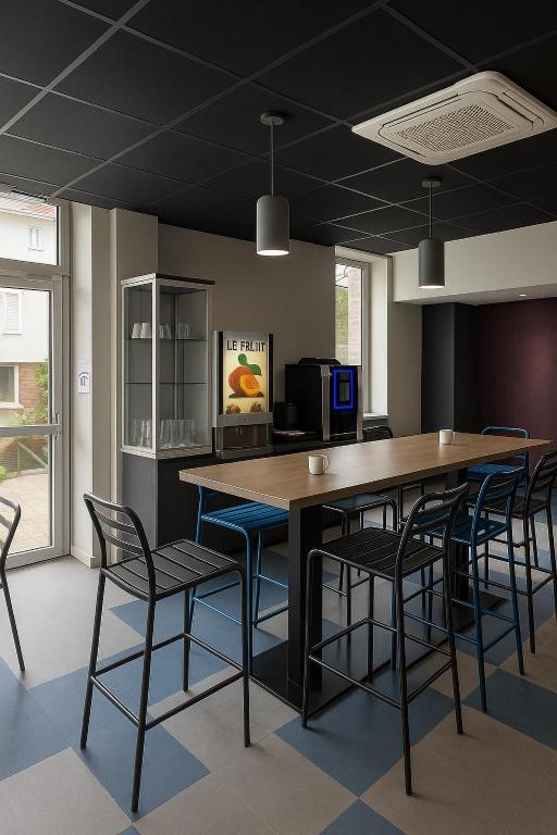 Kuchyň nebo kuchyňský kout v ubytování Hôtel Albert Elisabeth Gare SNCF
