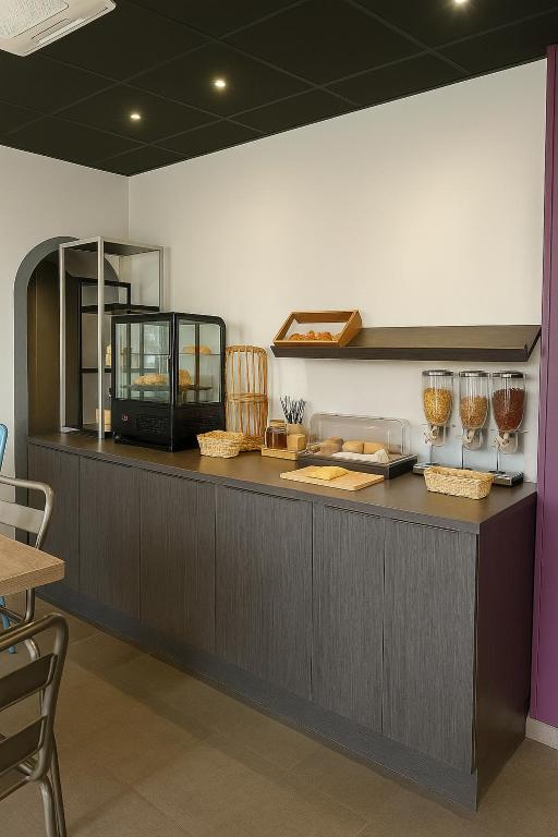 Kuchyň nebo kuchyňský kout v ubytování Hôtel Albert Elisabeth Gare SNCF
