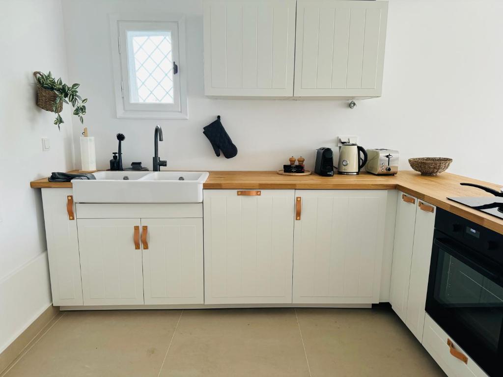 Η κουζίνα ή μικρή κουζίνα στο Tolon House