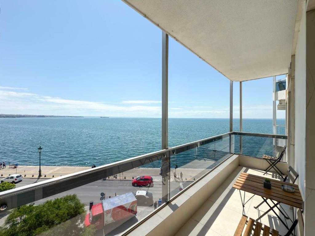 une vue sur l'océan depuis le balcon d'un immeuble dans l'établissement Luxury Sea View Retreat, à Thessalonique