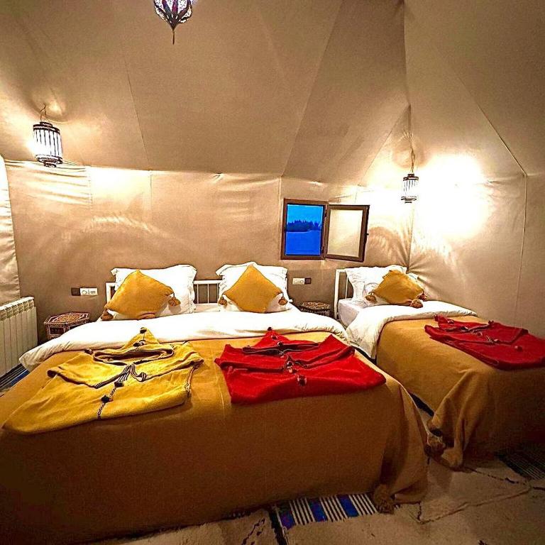 Postel nebo postele na pokoji v ubytování Merzouga Nights Erg Chebbi