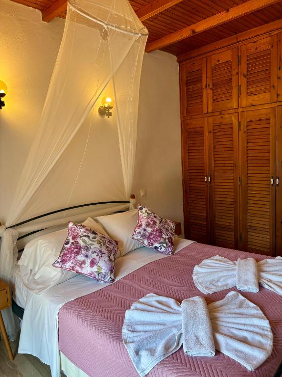 Postel nebo postele na pokoji v ubytování Eros Beach Hotel