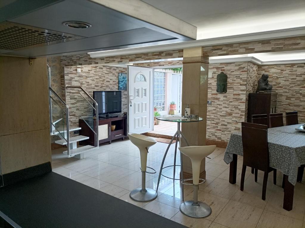 kuchnia i salon ze stołem i krzesłami w obiekcie La Torre del Indiano-Villa- w mieście Santander