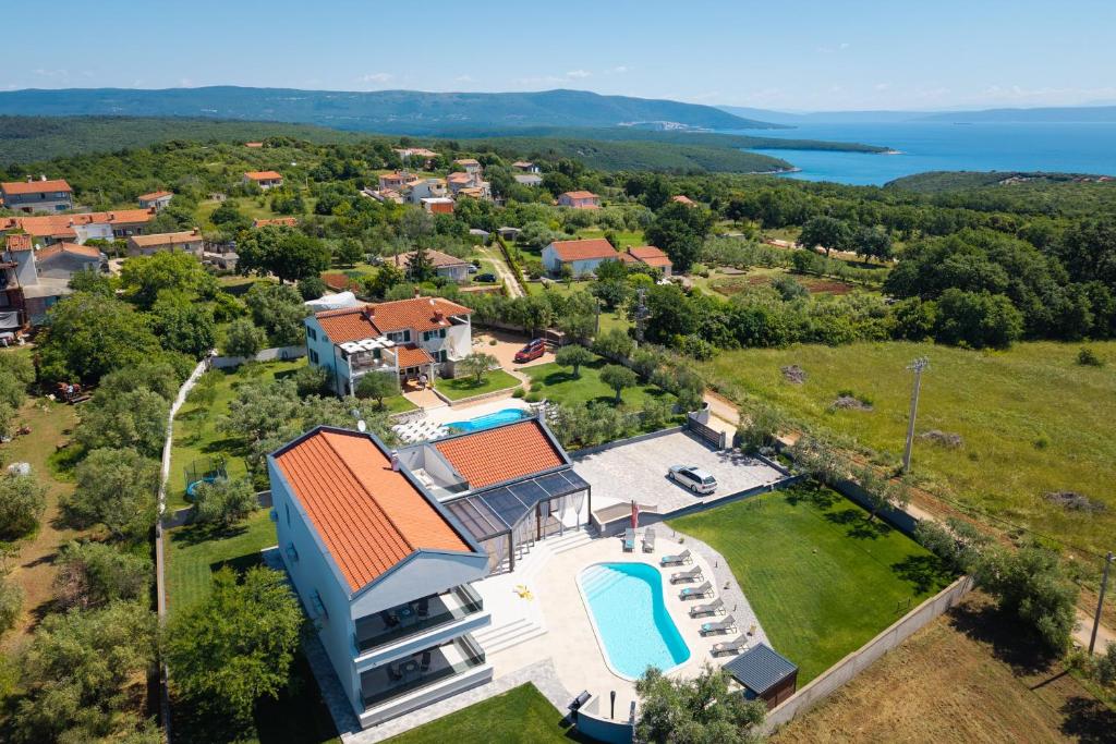 widok z lotu ptaka na dom z basenem w obiekcie Villa Posidonia near Pula with sea view and surrounded by olive trees w mieście Krnica