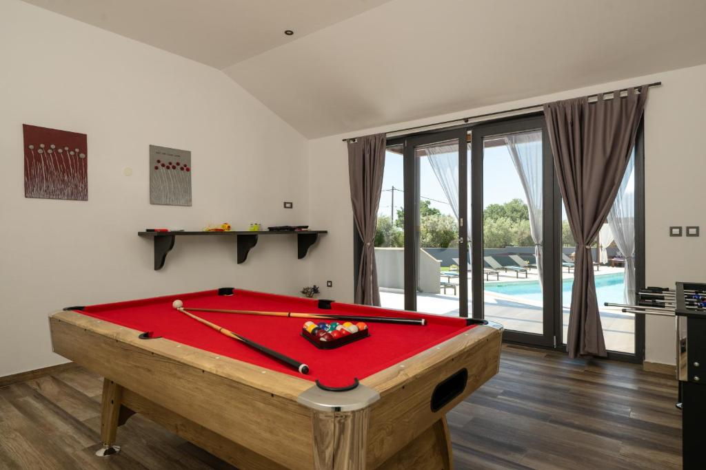 Basen w obiekcie Villa Posidonia near Pula with sea view and surrounded by olive trees lub w pobliżu