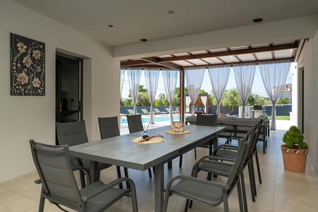 Zdjęcie z galerii obiektu Villa Posidonia near Pula with sea view and surrounded by olive trees w mieście Krnica
