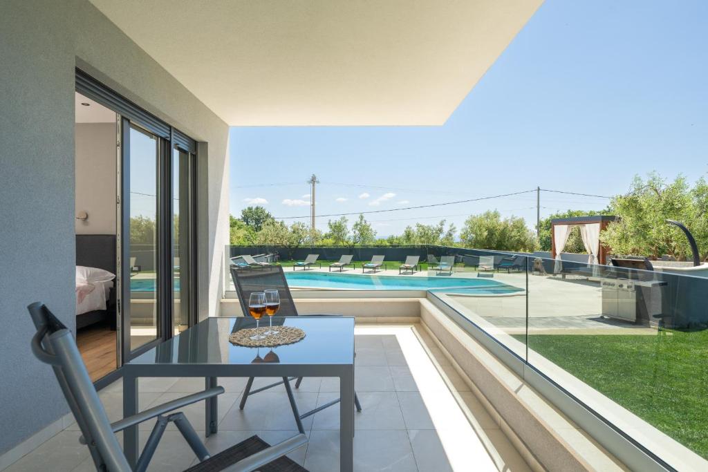 Basen w obiekcie Villa Posidonia near Pula with sea view and surrounded by olive trees lub w pobliżu