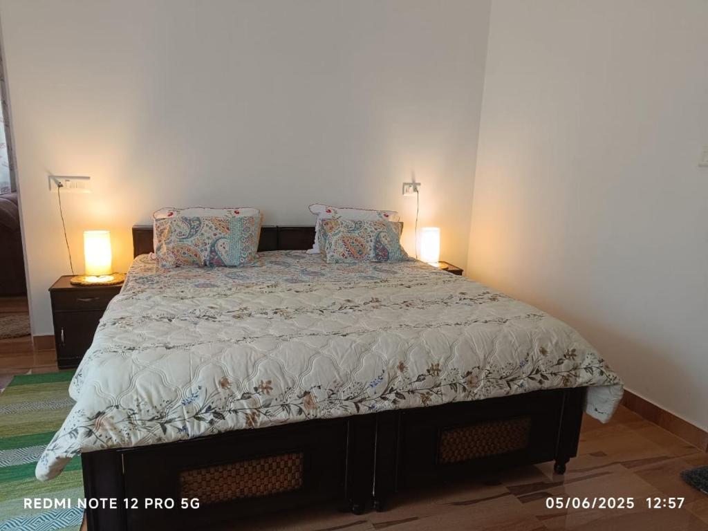 Ένα ή περισσότερα κρεβάτια σε δωμάτιο στο Keshav Kunj Tapru