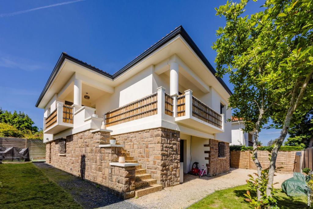 Cette maison contemporaine est dotée d'un mur en briques. dans l'établissement Maison de ville tout confort 10 personnes avec piscine, à Montauban