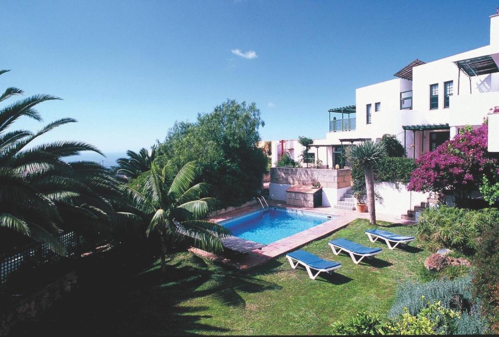 a swimming pool in the yard of a house at Casa San Miguel in San Miguel de Abona