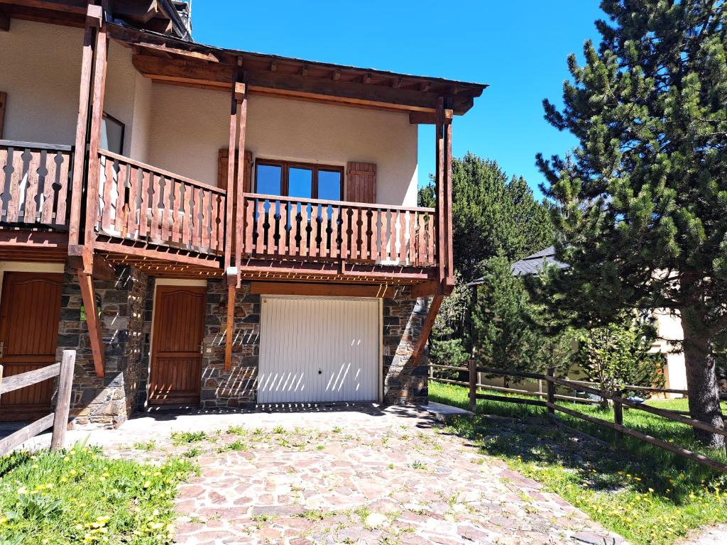 Cette grande maison dispose d'un balcon et d'une allée. dans l'établissement AGREABLE CHALET MITOYEN 2* DANS LE HAUT DE SUPERBOLQUERE, à Font-Romeu