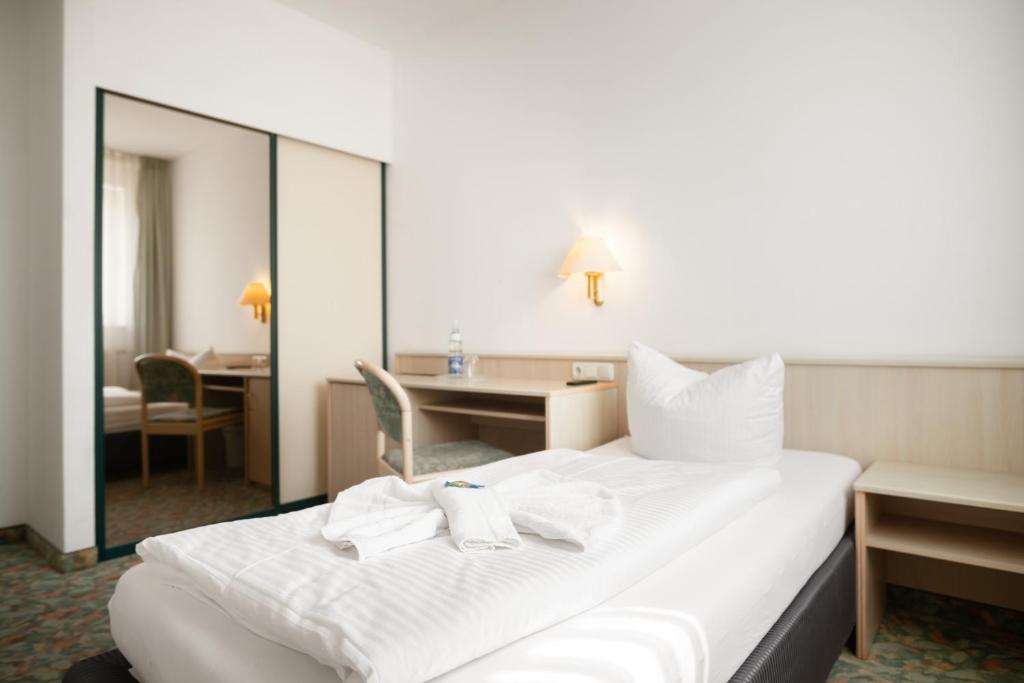 Postel nebo postele na pokoji v ubytování Hotel Astor
