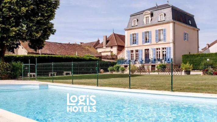 Πισίνα στο ή κοντά στο Logis Hotel Domaine du Cheval Blanc