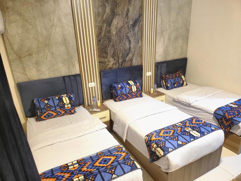 Postel nebo postele na pokoji v ubytování Alibaba Pyramids inn Hotel