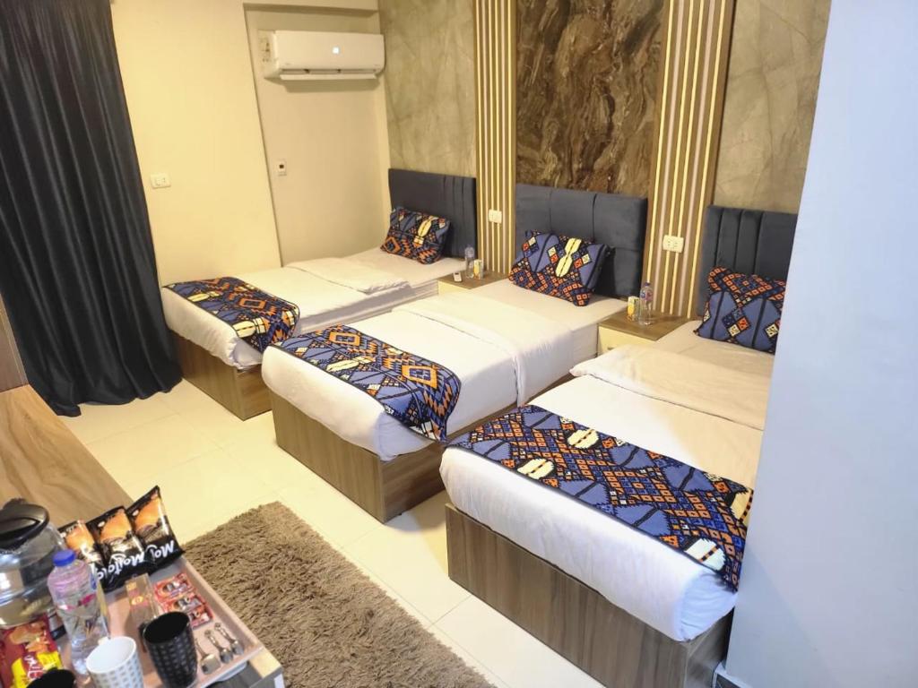 Postel nebo postele na pokoji v ubytování Alibaba Pyramids inn Hotel