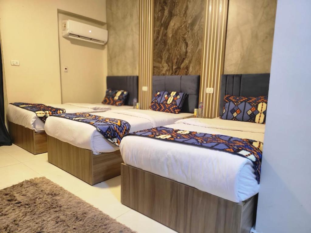 Postel nebo postele na pokoji v ubytování Alibaba Pyramids inn Hotel