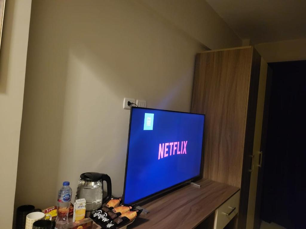 TV a/nebo společenská místnost v ubytování Alibaba Pyramids inn Hotel