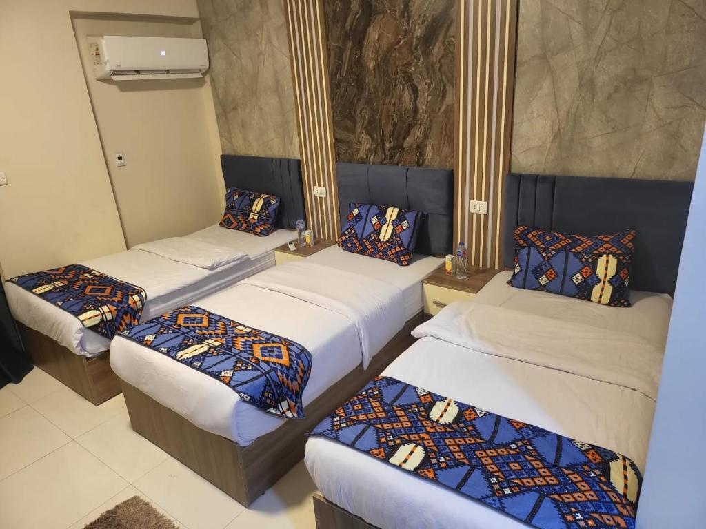 Postel nebo postele na pokoji v ubytování Alibaba Pyramids inn Hotel
