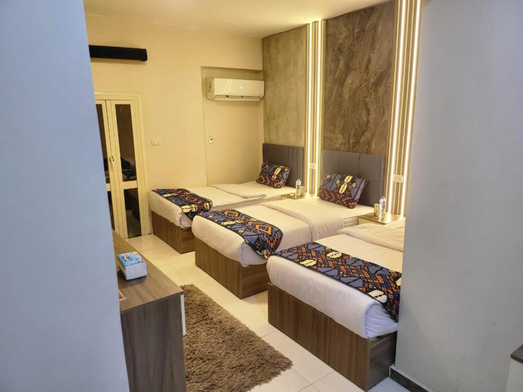 Postel nebo postele na pokoji v ubytování Alibaba Pyramids inn Hotel