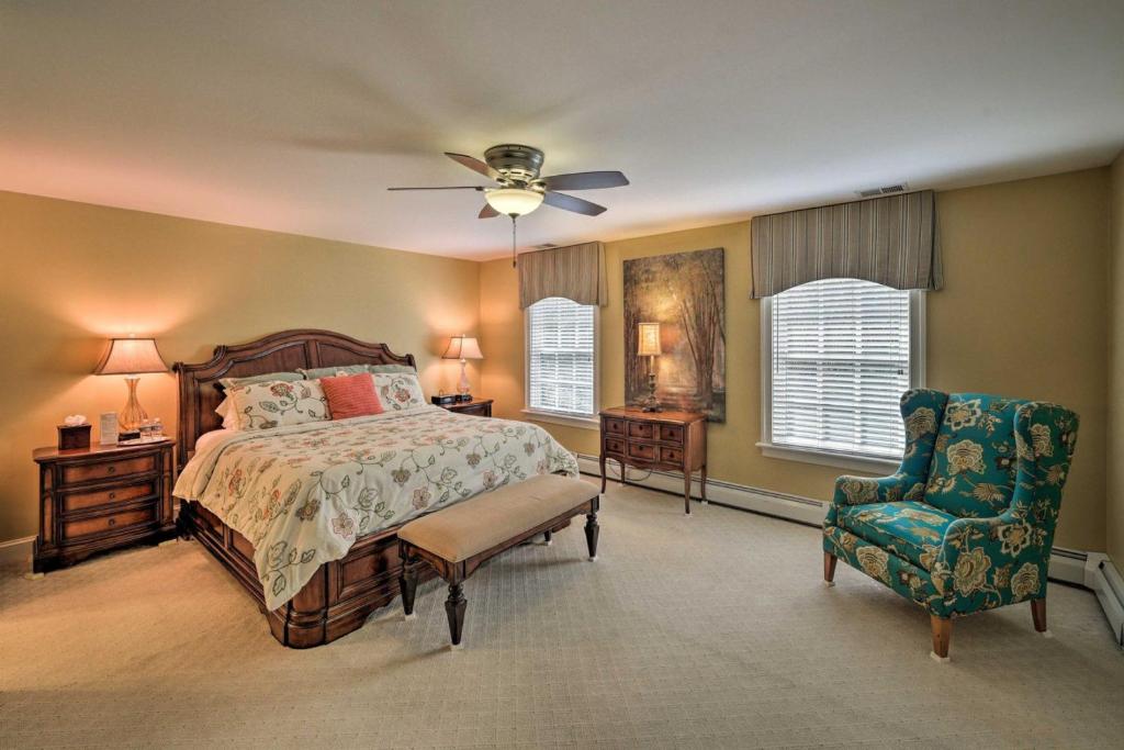 En eller flere senge i et værelse på Events and Concierge, 6BR Heated Pool Near Wineries