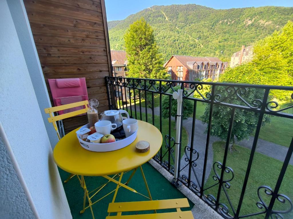 une table avec un bol de fruits sur un balcon dans l'établissement La Montagnette, à Luchon