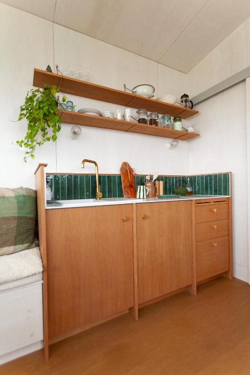 Kuchyň nebo kuchyňský kout v ubytování Pépiite Lodge Nature et Spa