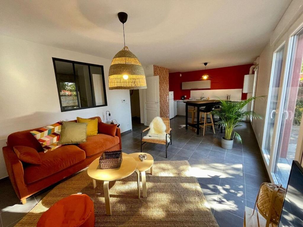 salon z kanapą i stołem w obiekcie Le Loft de Genas - La Cabane w mieście Genas