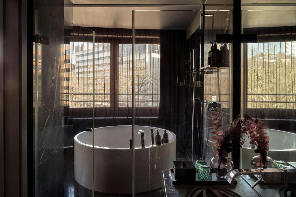 
Deluxe King Room with City View
