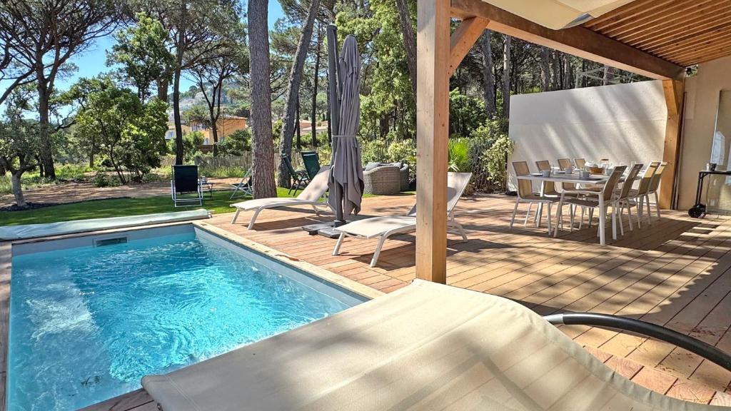 - une piscine sur une terrasse avec une table et des chaises dans l'établissement Villa Casa di Mare, à Sainte-Maxime
