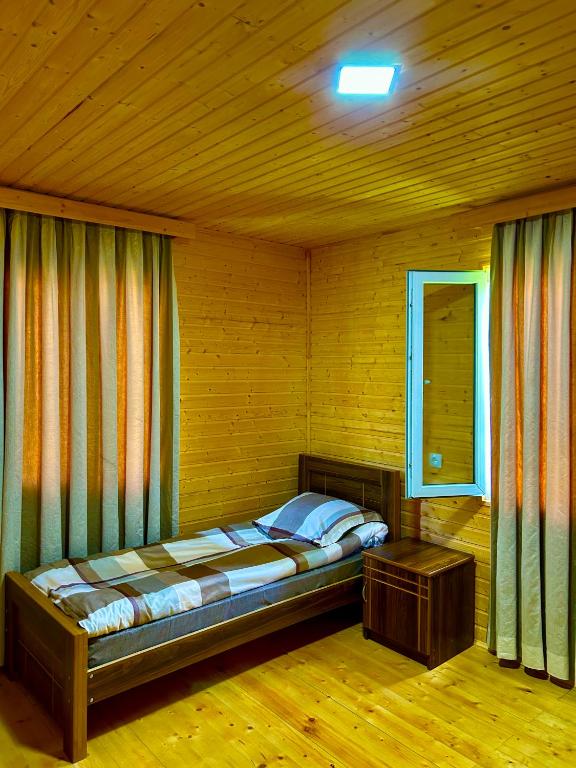 Postel nebo postele na pokoji v ubytování Ushba Cottages