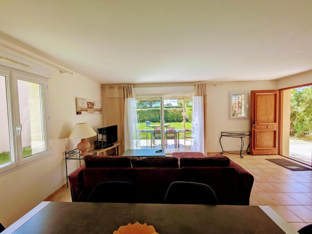 un salon avec un canapé et une table dans l'établissement Mont Ventoux 5-person villa with spa, jacuzzi in Provence, à Mazan