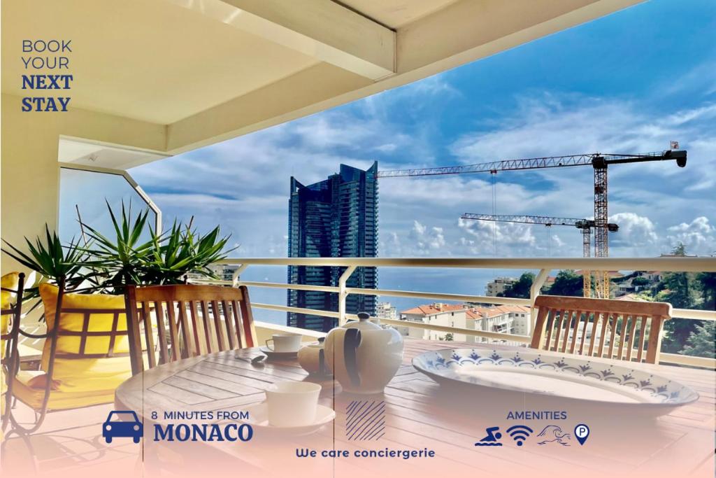 d'un balcon avec une table, des chaises et une grue. dans l'établissement 2 Rooms In Luxury Residence Bordering Monaco, à Beausoleil