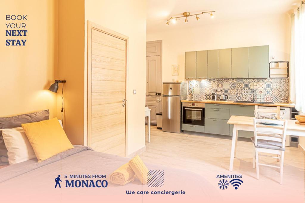 une chambre avec un lit et une cuisine avec une table dans l'établissement Cosy One Room Apartment Near Monaco, à Beausoleil