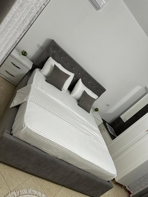 Postel nebo postele na pokoji v ubytování Avi Villas Rodon