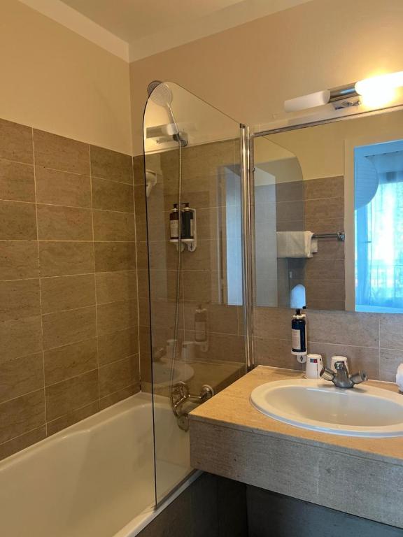 Hôtel Beauquartier Montmartre - Resim 44