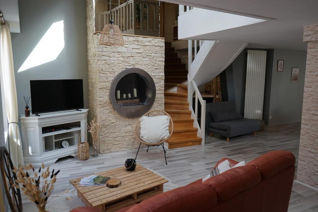 un salon avec un canapé et une cheminée dans l'établissement Loft Duplex 33 Career, à Nancy