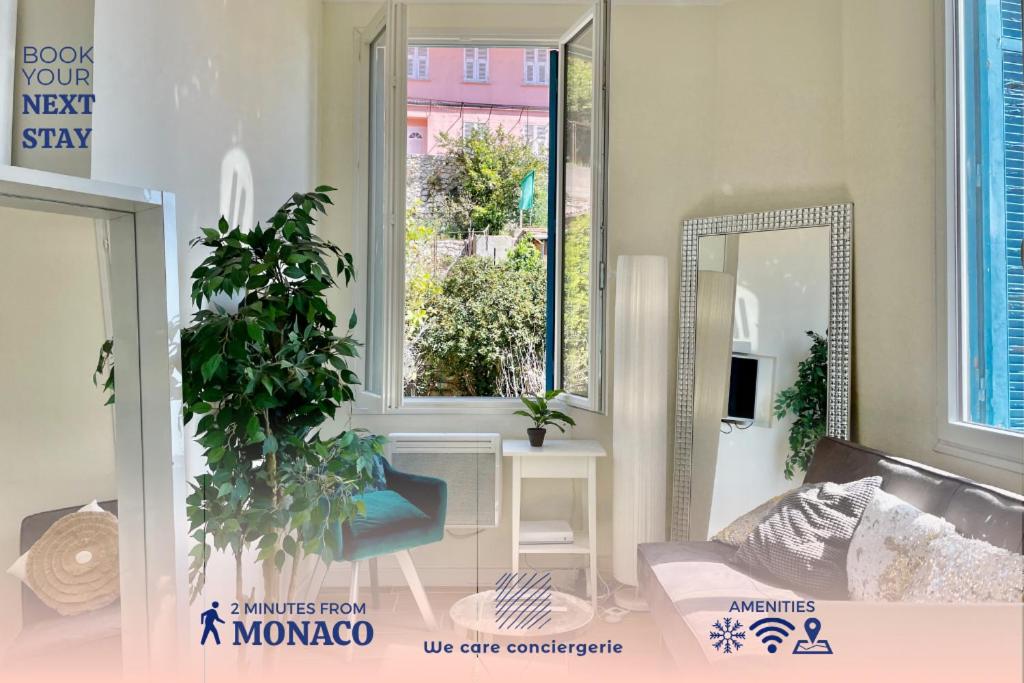 ein Wohnzimmer mit Spiegel und Couch in der Unterkunft Charming T2 - 2 Minutes Walk From Monaco in Beausoleil