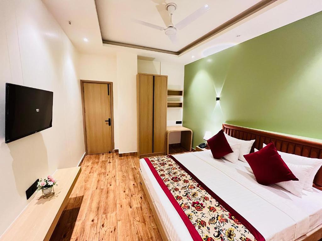 Postel nebo postele na pokoji v ubytování Hotel IP Swarn Near Anand Vihar Vaishali Ghaziabad