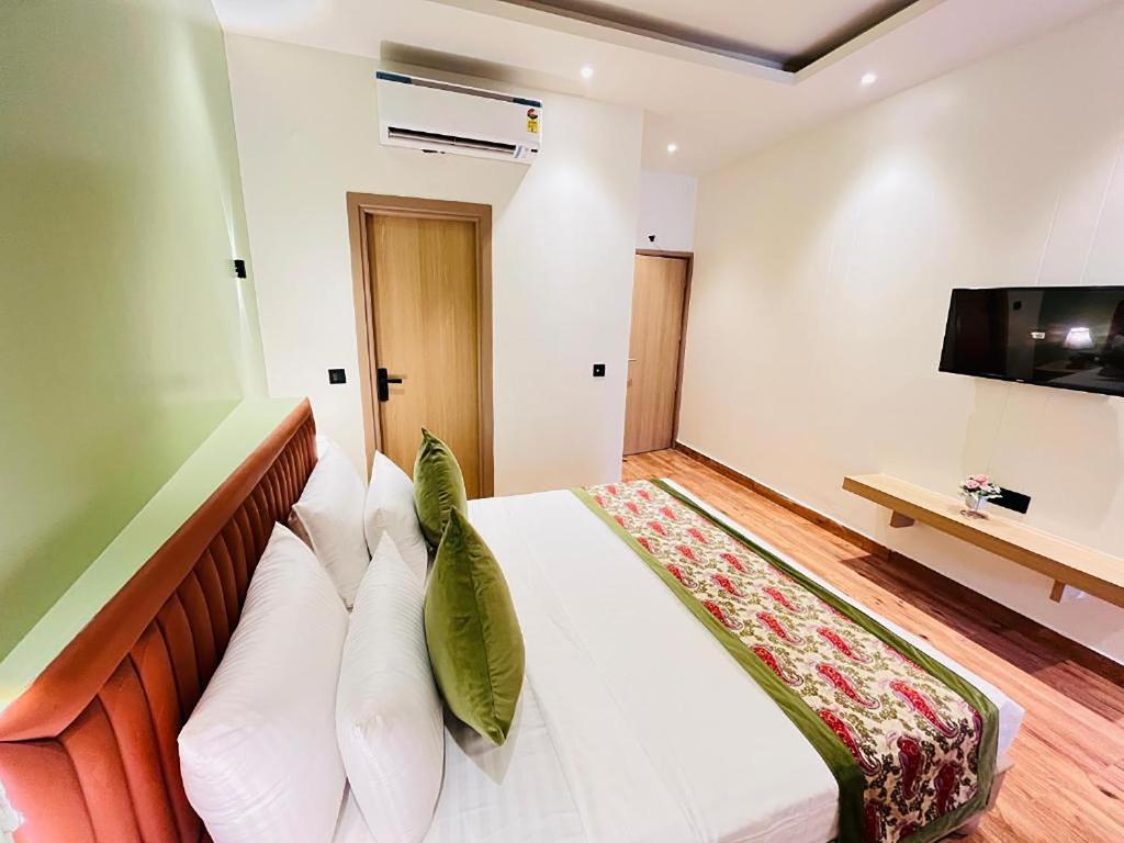 TV a/nebo společenská místnost v ubytování Hotel IP Swarn Near Anand Vihar Vaishali Ghaziabad