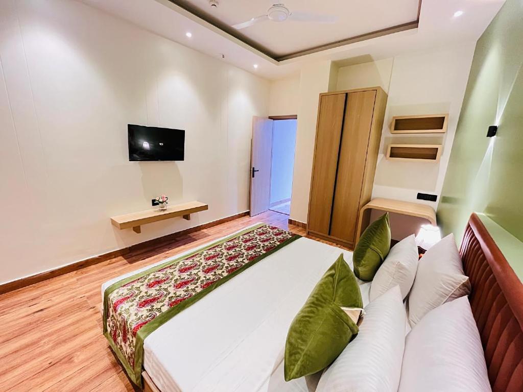 Postel nebo postele na pokoji v ubytování Hotel IP Swarn Near Anand Vihar Vaishali Ghaziabad