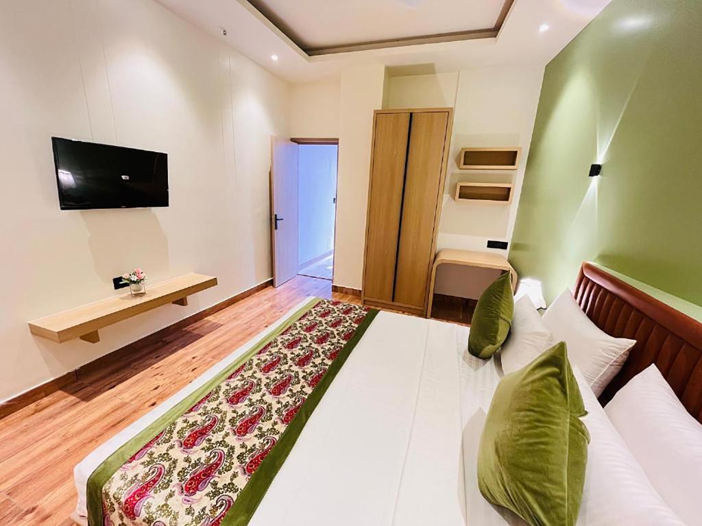 TV a/nebo společenská místnost v ubytování Hotel IP Swarn Near Anand Vihar Vaishali Ghaziabad
