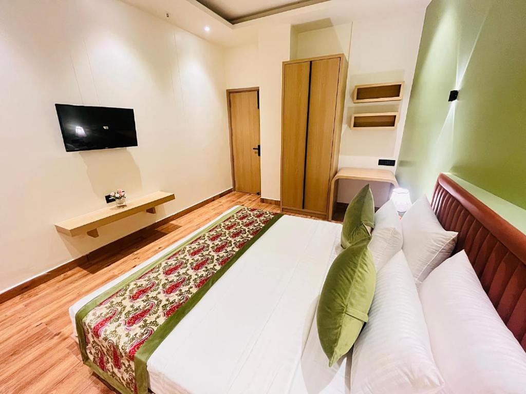 TV a/nebo společenská místnost v ubytování Hotel IP Swarn Near Anand Vihar Vaishali Ghaziabad