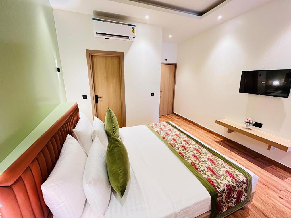 Postel nebo postele na pokoji v ubytování Hotel IP Swarn Near Anand Vihar Vaishali Ghaziabad