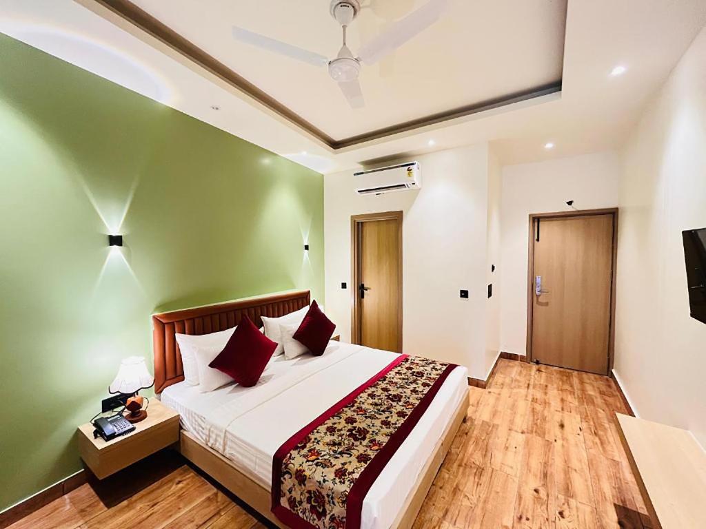Postel nebo postele na pokoji v ubytování Hotel IP Swarn Near Anand Vihar Vaishali Ghaziabad
