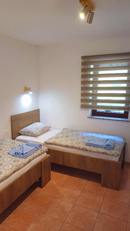 Postel nebo postele na pokoji v ubytování Apartments Planina pod Sumikom