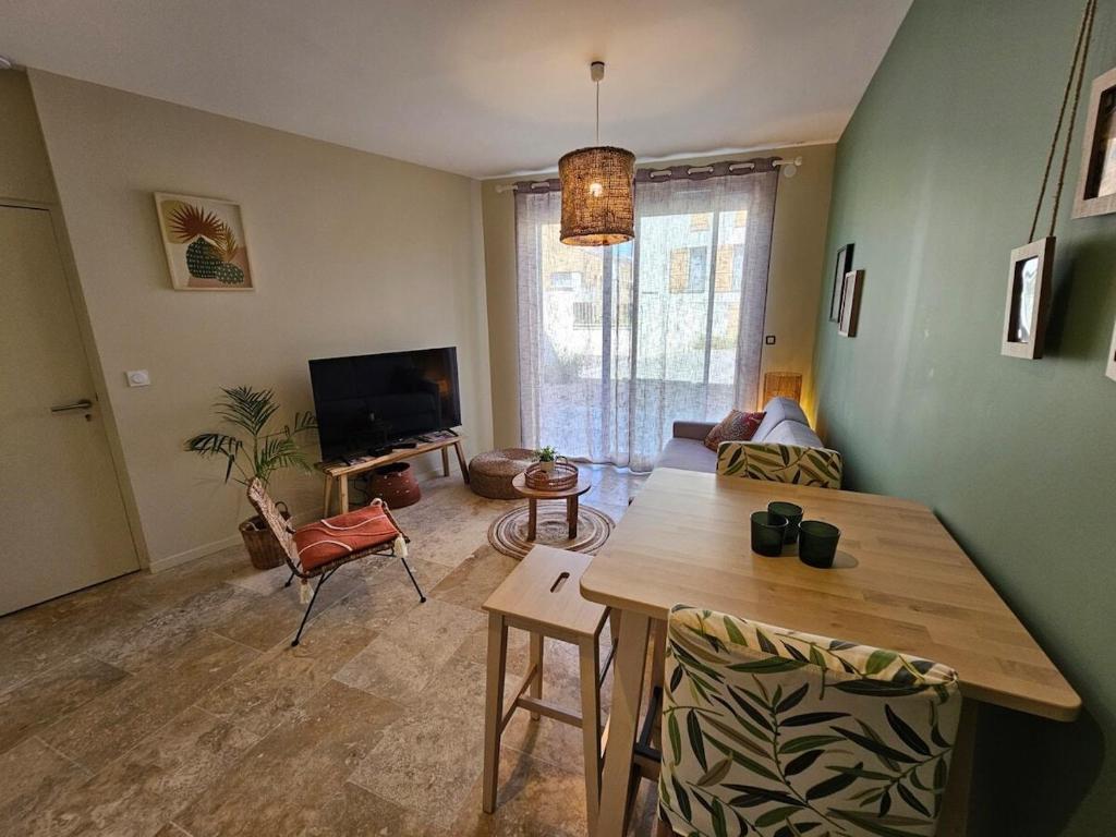 TV a/nebo společenská místnost v ubytování Le Loft de Genas - la Bastide, le Chalet, le Loft, le Mas, la Paillote