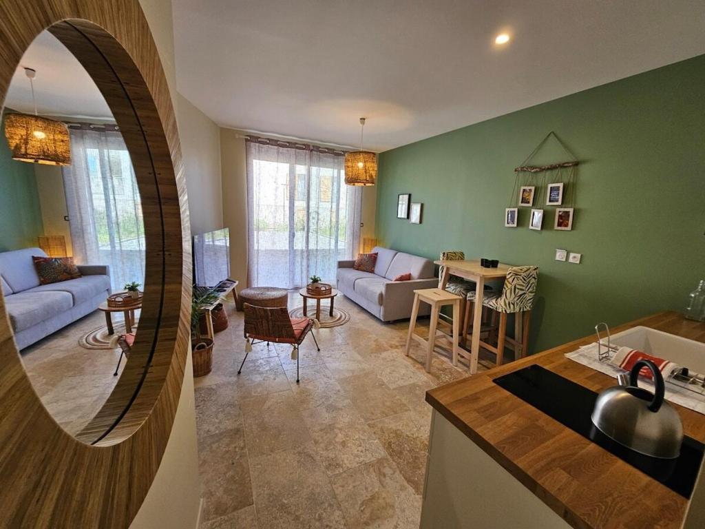 Posezení v ubytování Le Loft de Genas - la Bastide, le Chalet, le Loft, le Mas, la Paillote