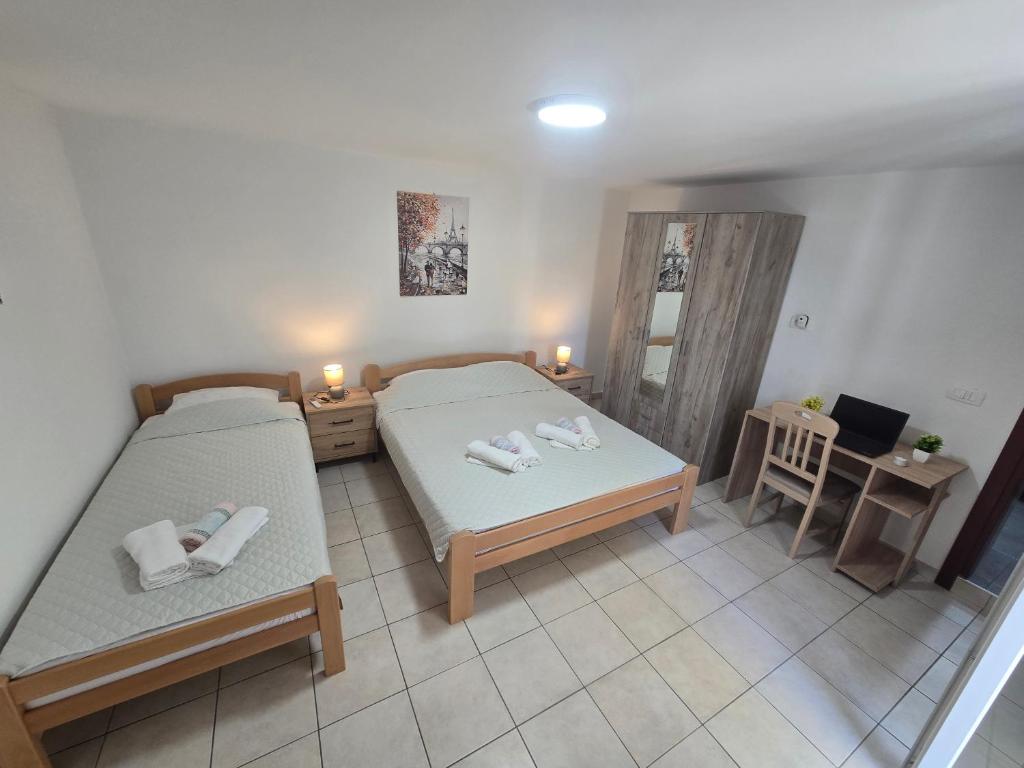 Ein Bett oder Betten in einem Zimmer der Unterkunft Apartmani Vitic