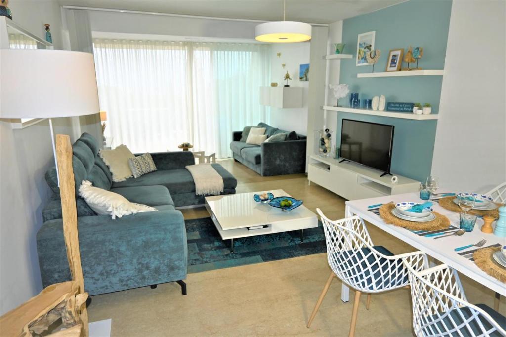 un salon avec un canapé et une table dans l'établissement LE DAUPHIN Climatisation Fibre 4 personnes, à Cassis